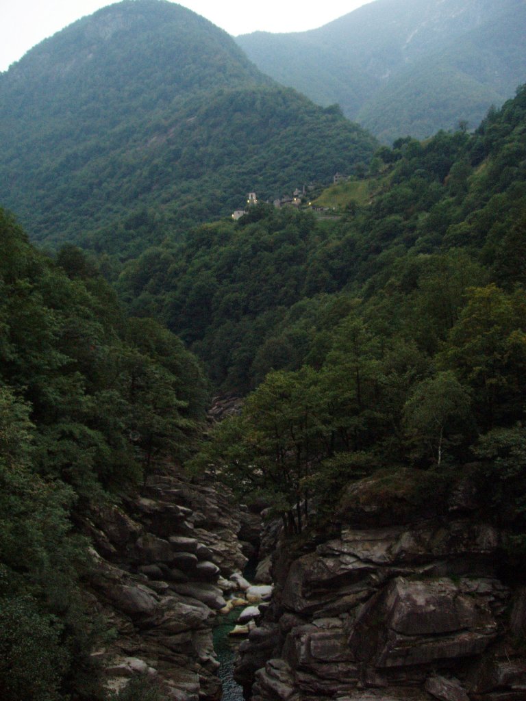 village suspendu
Mots-clés: verzasca