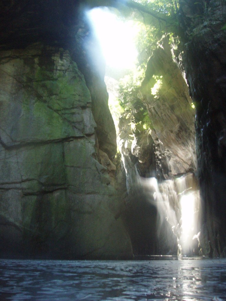 Belle vallÃ©e italienne riviÃ¨re Cannobine
Mots-clés: verzasca
